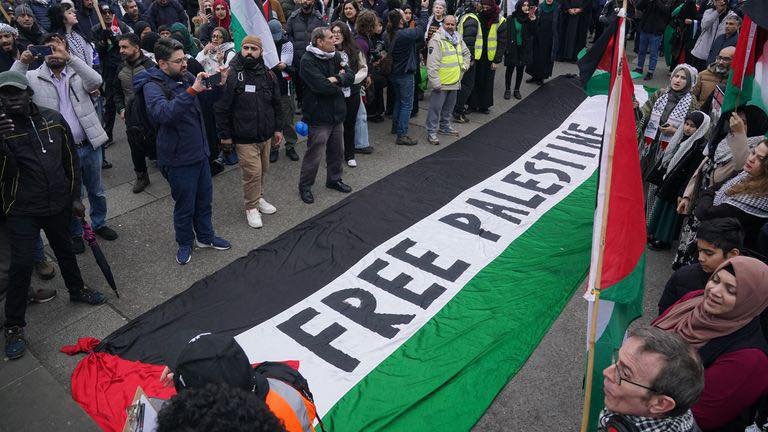 BREAKING
British Parliamentarians Call for Recognition of Palestinian State 

In a powerful move, a group of