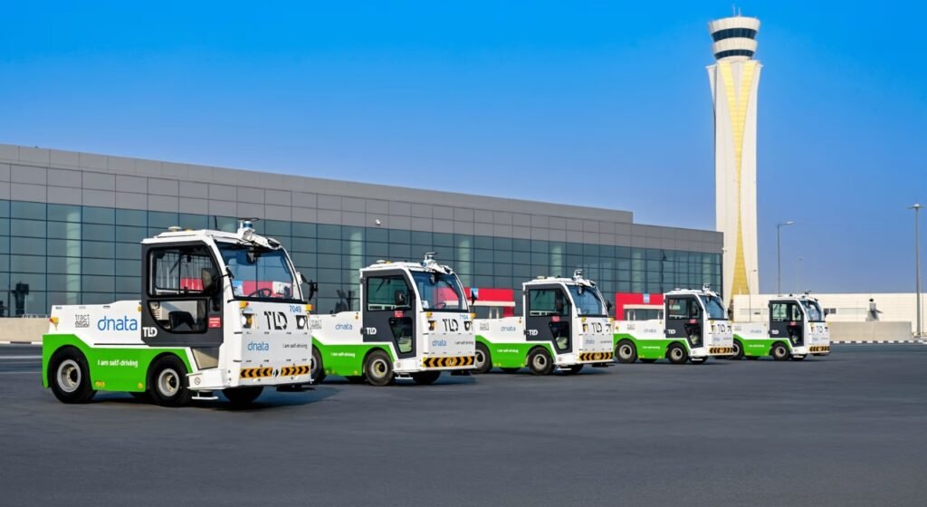 Breaking News! 
 UAE: Driverless baggage tractors have taken over at Al Maktoum Airport, driverless tech expla