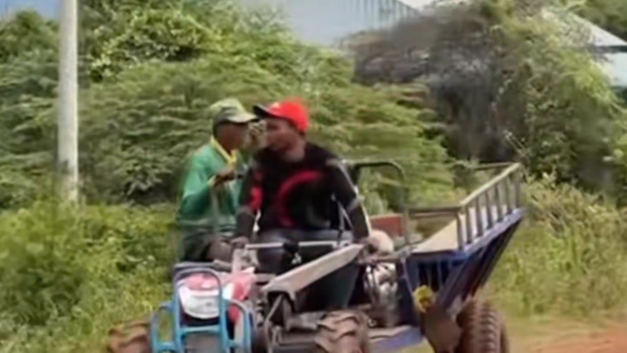 Cambodians flee in chaos as villagers around Preah Vihear Province flee war on Thai-Cambodian border"},"is_tex