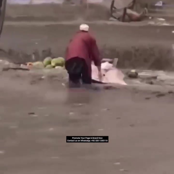 Heartbreaking Scene from a Past Flood in Pakistan In a moment that captured the devastating toll of climate di