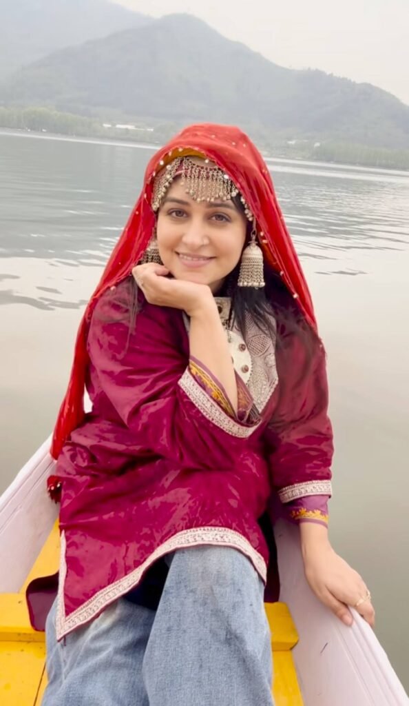 Kashmir Ki Shehzadi Vibes! 

TV’s sweetheart Dipika Kakar just dropped a dreamy video straight out of a fairy