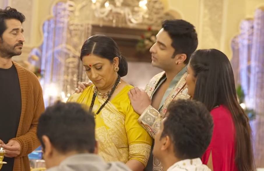 “Waqt badla hai... lekin sanskaar ab bhi wahi hai.” 
Tulsi is back. And this time, she's not alone.
Purani pee