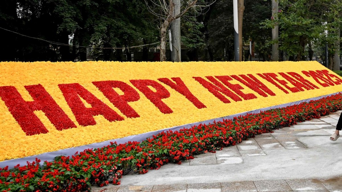 Happy New Year 2025 wishes: 10 warm greetings, quotes to send your friends and family on January 1!